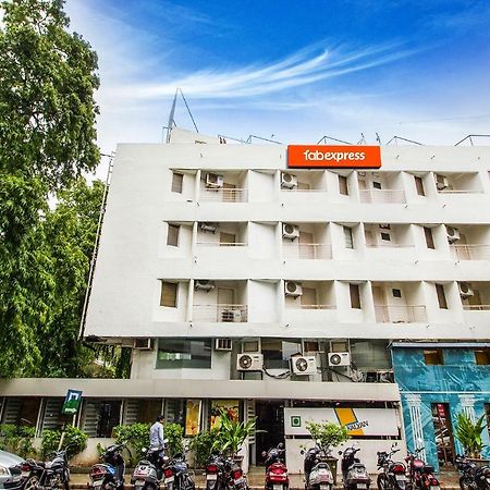 Fabexpress Kalyan - Nr Dairy Dan Circle Hotel Vadodara Eksteriør billede