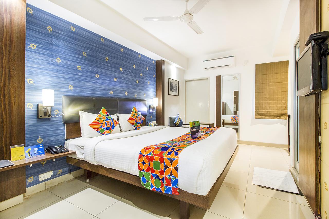 Fabexpress Kalyan - Nr Dairy Dan Circle Hotel Vadodara Eksteriør billede