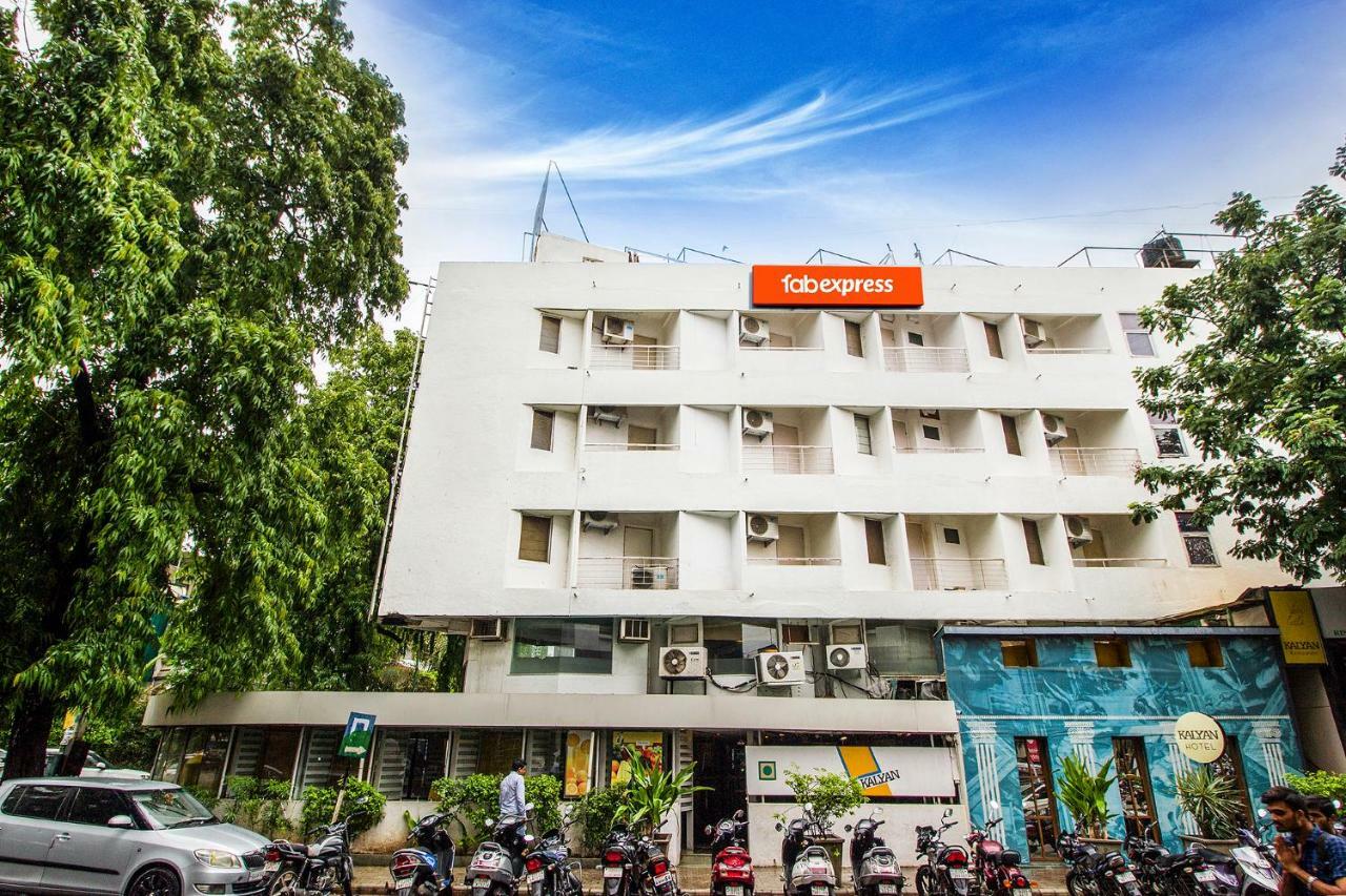Fabexpress Kalyan - Nr Dairy Dan Circle Hotel Vadodara Eksteriør billede